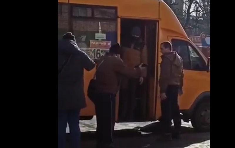 Драка в маршрутке в Николаеве: пьяного пассажира вытолкали из салона. ВИДЕО