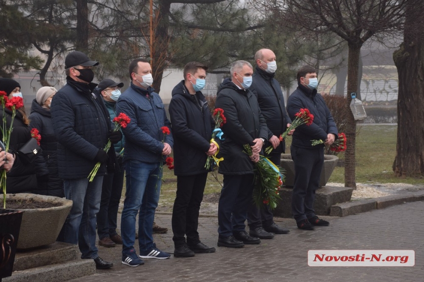 День Соборности в Николаеве: ежегодную «цепь Злуки» отменили, к памятнику Шевченко принесли цветы