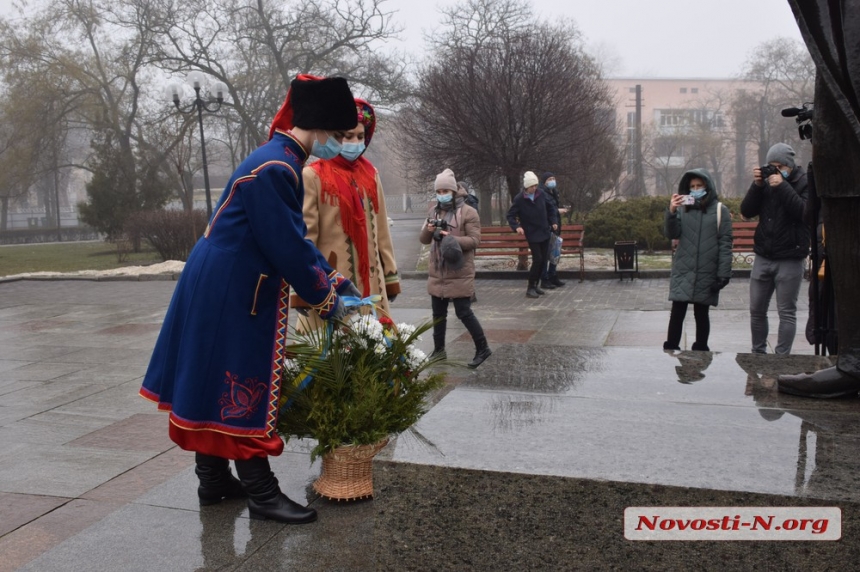 День Соборности в Николаеве: ежегодную «цепь Злуки» отменили, к памятнику Шевченко принесли цветы