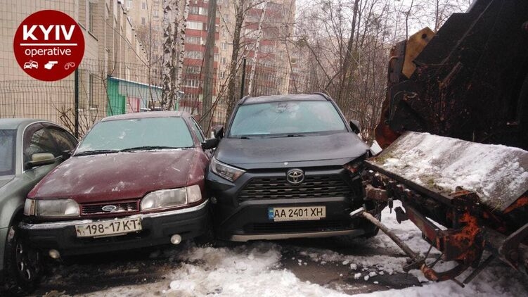 В Киеве мусоровоз не одолел скользкий подъем и разбил 10 автомобилей