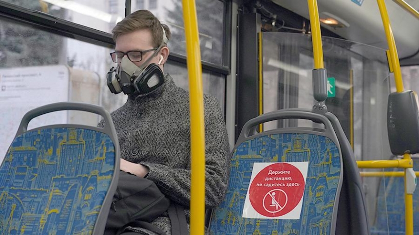 Медики из-за коронавируса призвали ездить в общественном транспорте молча