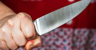 В Южноукраинске женщина из-за ревности всадила нож в живот соседке по даче