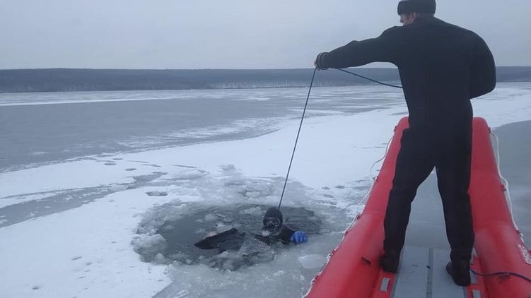 Во Львовской области двое рыбаков провалились под лед и погибли. Видео