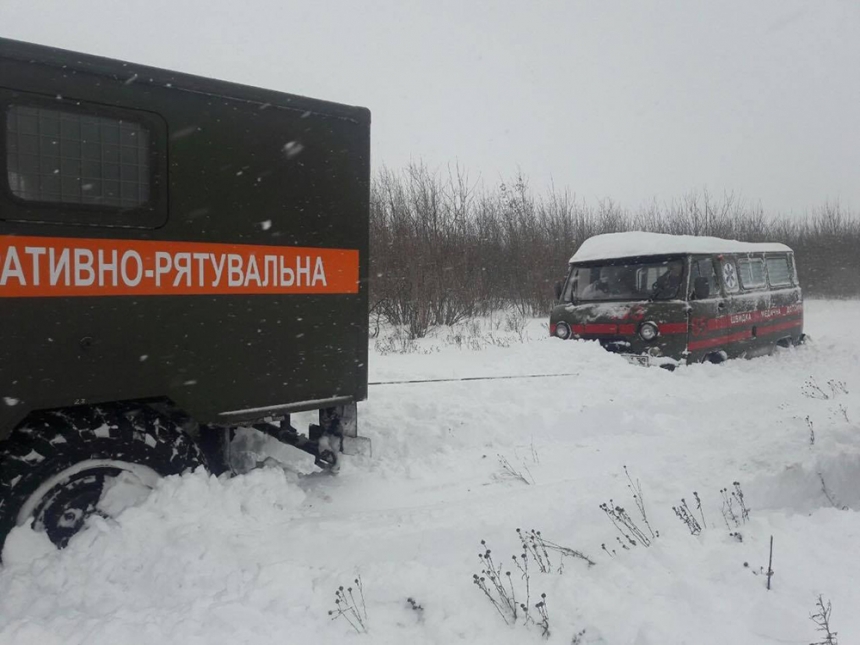 В Николаевской области застряла в снегу «скорая», которая ехала к больному