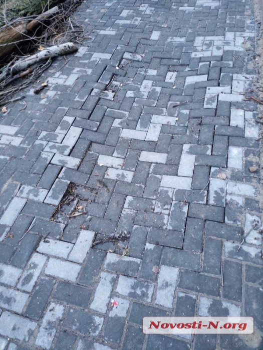 В Николаеве вместе со снегом «растаяли» новые тротуары из плитки