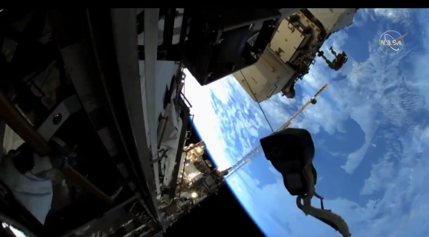 Астронавты NASA вышли в открытый космос. Видео