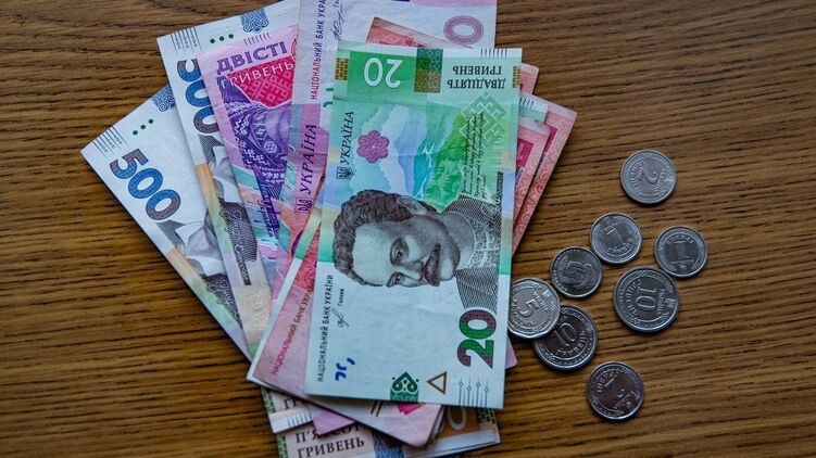 В Украине за месяц средняя зарплата уменьшилась почти на две тысячи гривен