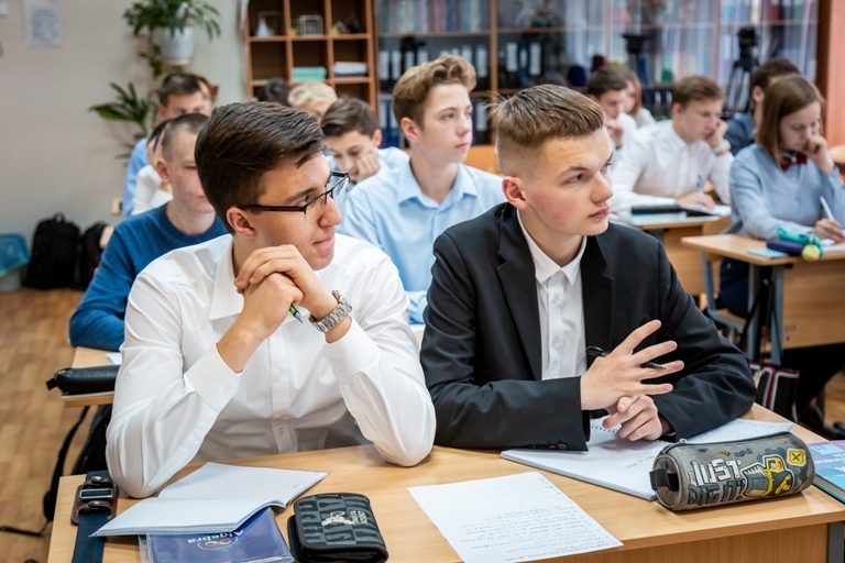 Николаевские ученики просят сохранить в их школе старшие классы
