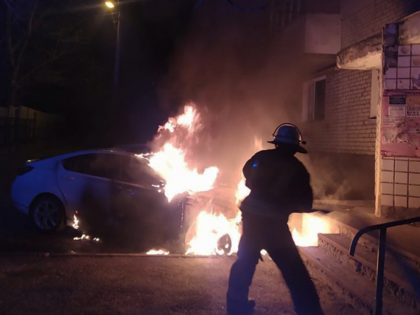 Ночью во дворе в Николаеве горел автомобиль MG-6