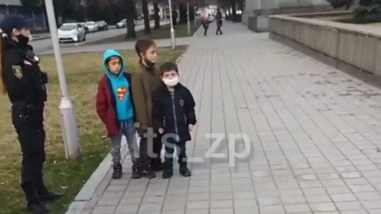 В Запорожье трое маленьких детей в медицинских масках вынесли кассу магазина