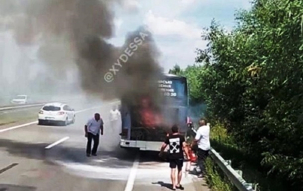 Под Одессой загорелся пассажирский автобус (видео)