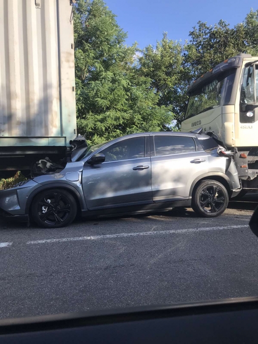 На трассе Николаев-Одесса две фуры «зажали» легковушку: пострадала пассажирка