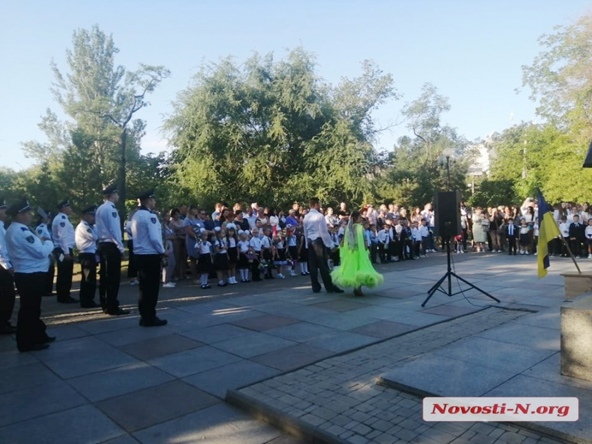 В Николаеве линейки только для первоклассников: за парты впервые сели более 4,5 тысяч малышей