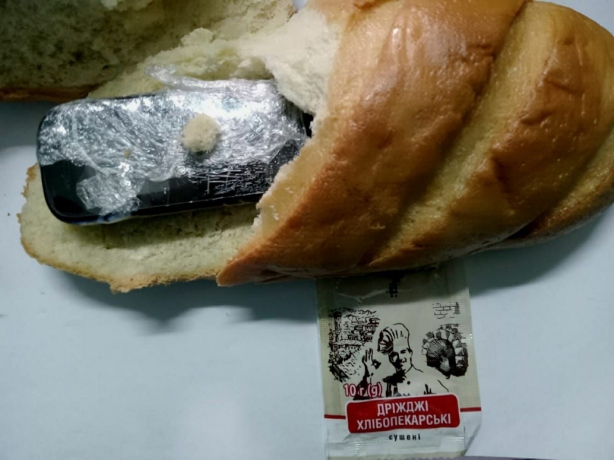 В Николаевской области родственники передали заключенному запрещенные предметы, спрятав в хлеб