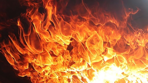 В Николаеве ночью горел гараж - пожарным удалось спасти «Рено»