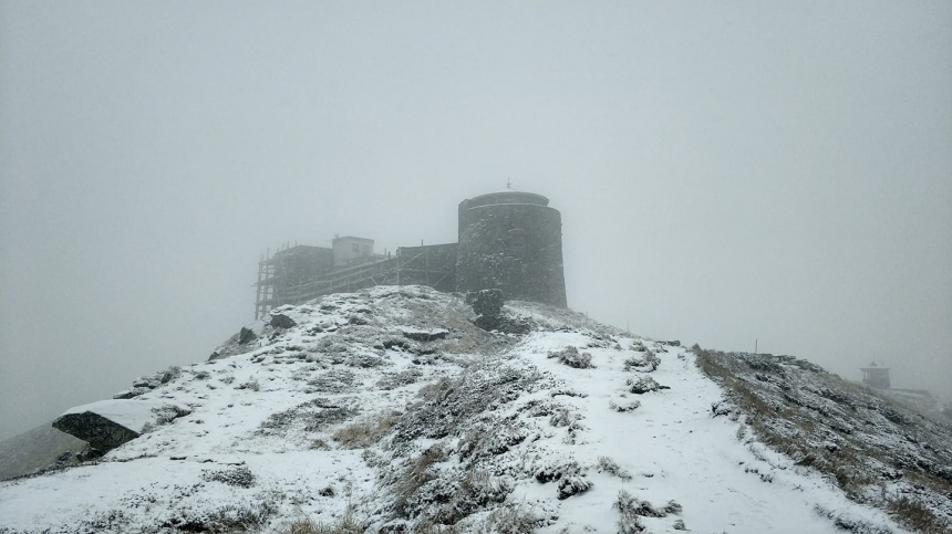 В Карпатах на горе Поп Иван выпал снег