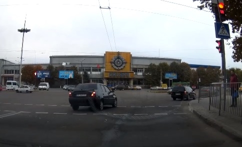 Как ездят в Николаеве: такси напротив ж/д вокзала промчал на «красный»