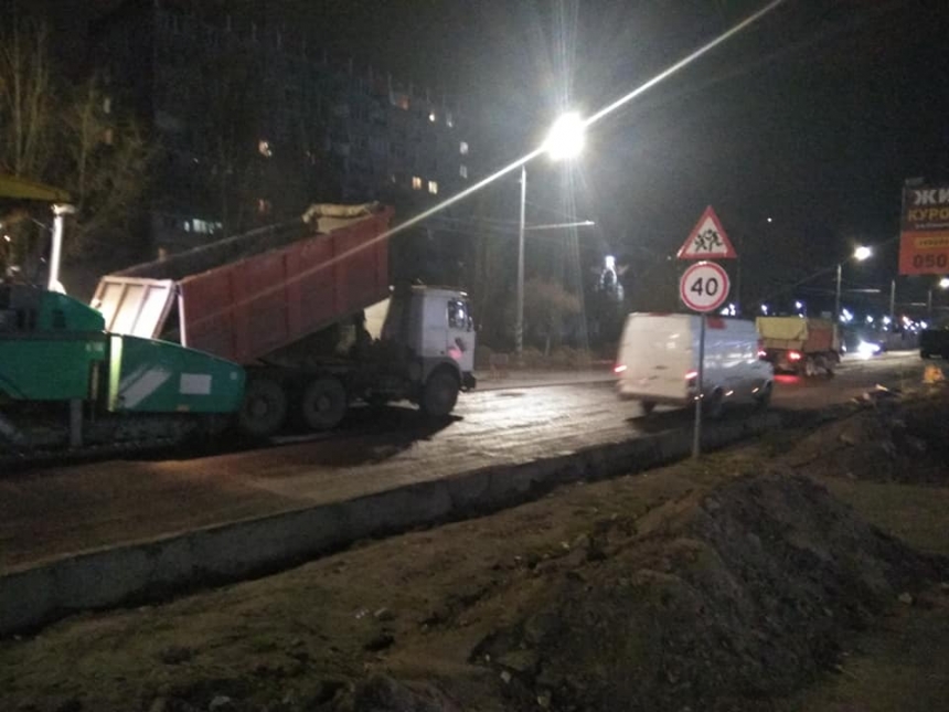 В Николаеве дорогу на Намыве ремонтируют в дождь