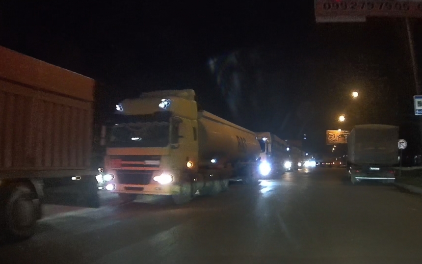 На въезде в Николаев возникла многокилометровая пробка из фур (видео)