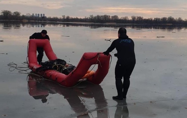 В Киеве из-подо льда достали тело мужчины