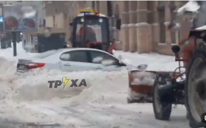 Коммунальщики «закопали» машину в снег (видео)