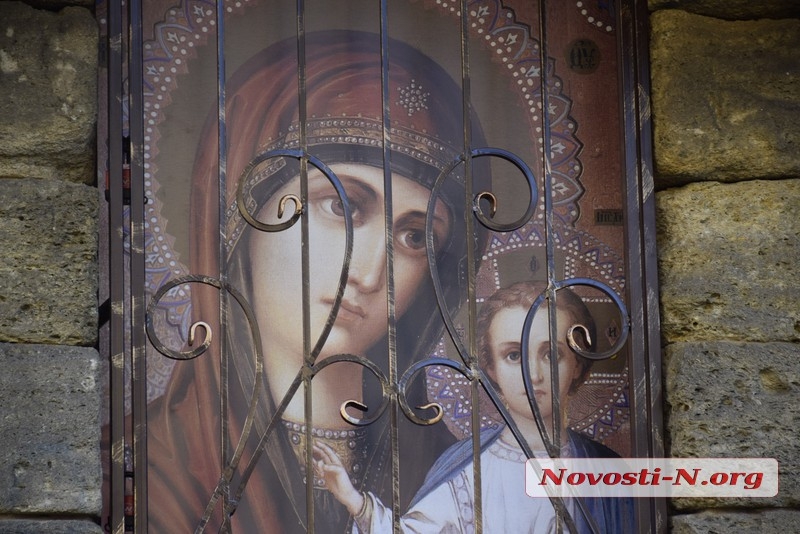 В нише стены напротив Николаевского судостроительного завода появилась новая икона