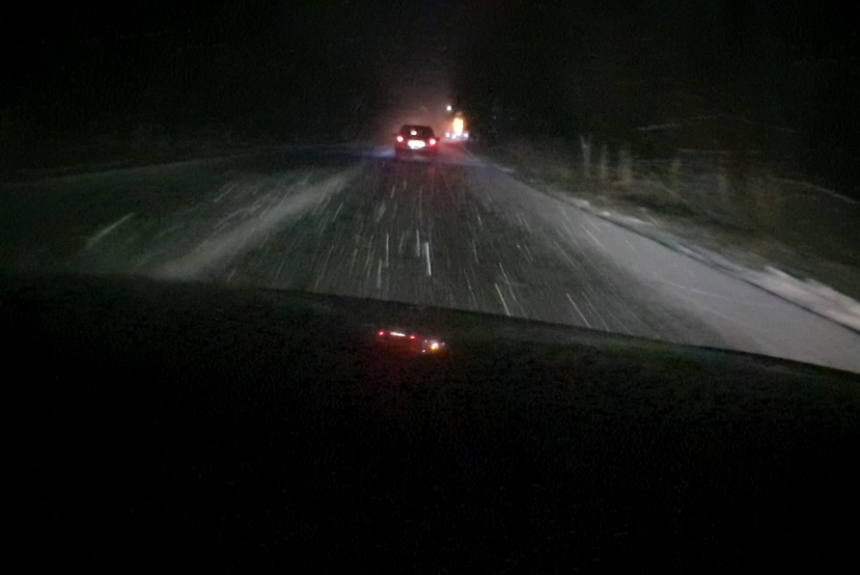 Водители предупреждают о снеге с дождем по дороге из Николаева в Одессу (видео)