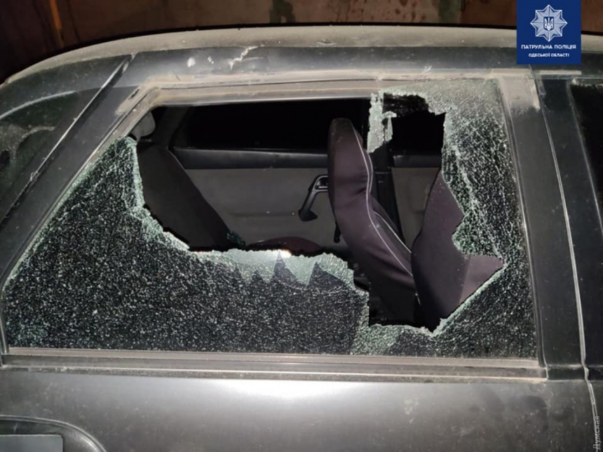 В Белгороде-Днестровском мужчина разгромил машину полицейского - отомстил за штраф