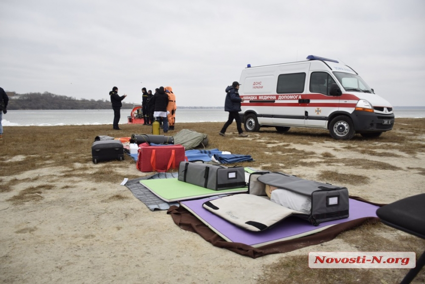 Безопасность на воде: николаевские спасатели провели учения накануне Крещения (фото, видео)