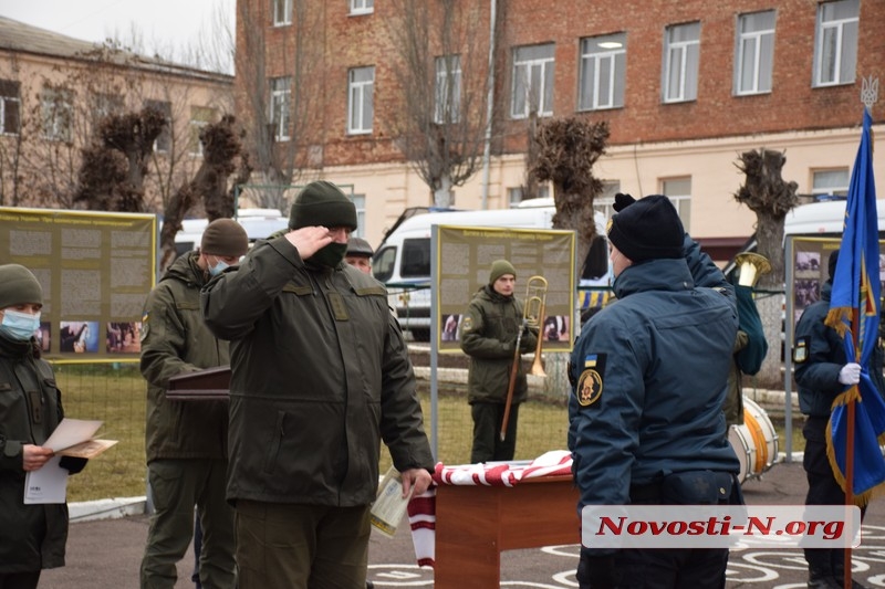 В Николаеве нацгвардейцам город подарил два автомобиля (фото)