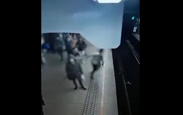 В метро мужчина намеренно толкнул женщину под поезд (видео)