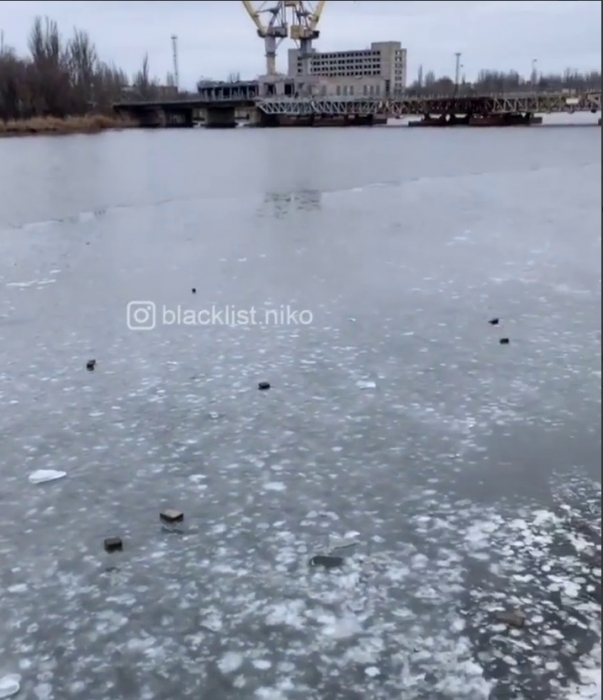 В Николаеве неизвестные разбросали тротуарную плитку по льду реки, - соцсети