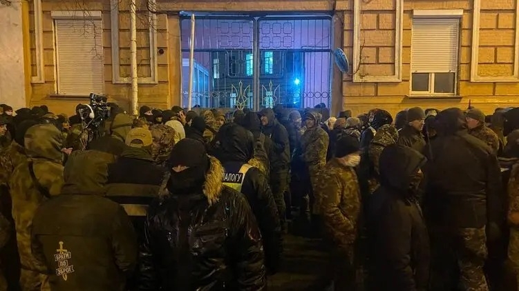 К Печерскому суду, где избирают меру пресечения Порошенко, подогнали автозаки