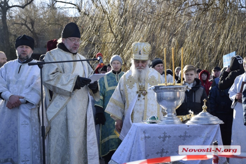 В Николаеве проходят традиционные крещенские купания: Питирим освятил воду (ФОТОРЕПОРТАЖ)