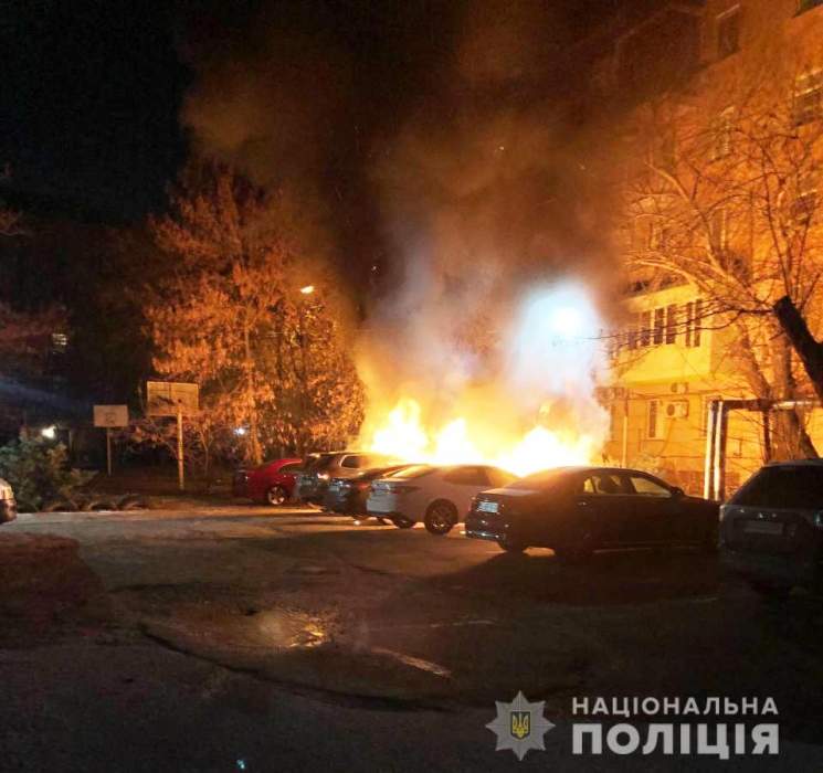 По факту поджога четырех авто в Николаеве начато уголовное производство: полиция ищет свидетелей
