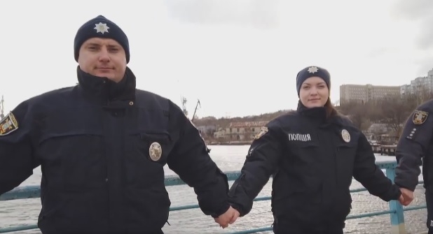 Николаевские полицейские объединились «цепью Злуки» ко Дню Соборности Украины
