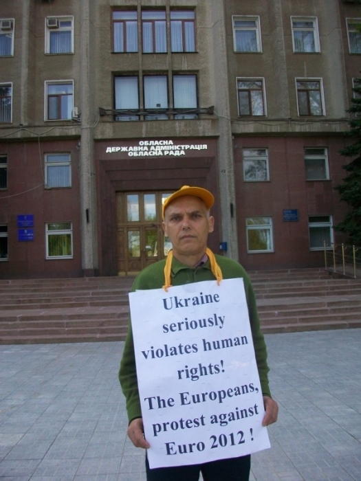 Николаевец, задержанный за акцию протеста под МВД, сгинул в психиатрической больнице