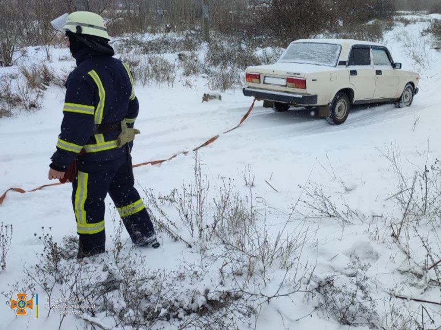 В Николаевской области спасатели достали из грязи застрявший ВАЗ