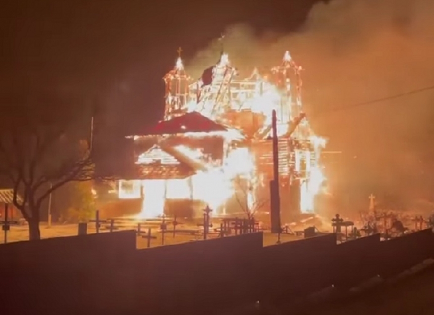 Ночью в Черновицкой области дотла сгорела деревянная церковь (видео) 