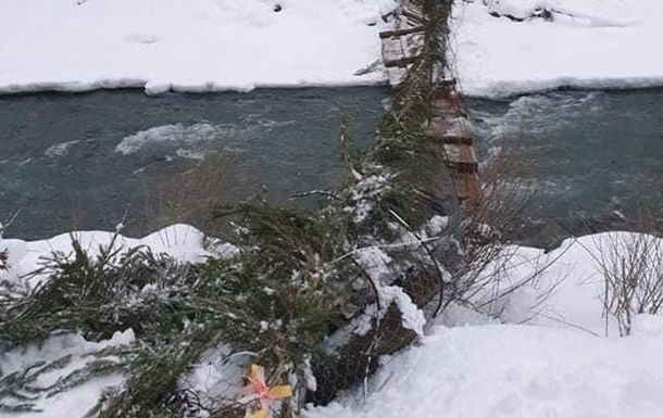На Закарпатье оборвался подвесной мост: пострадали дети
