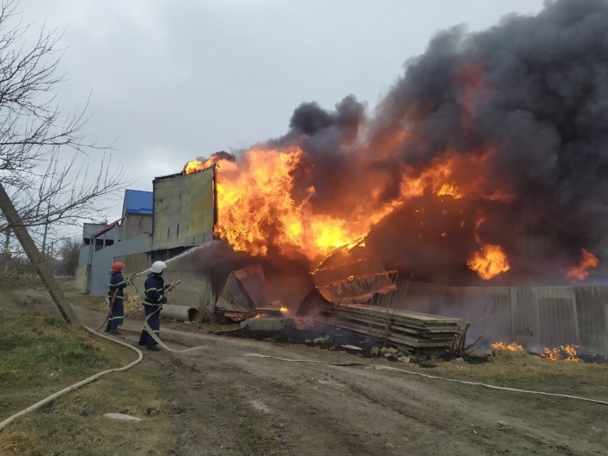 Спасатели показали видео разрушений и пожаров в Баштанке