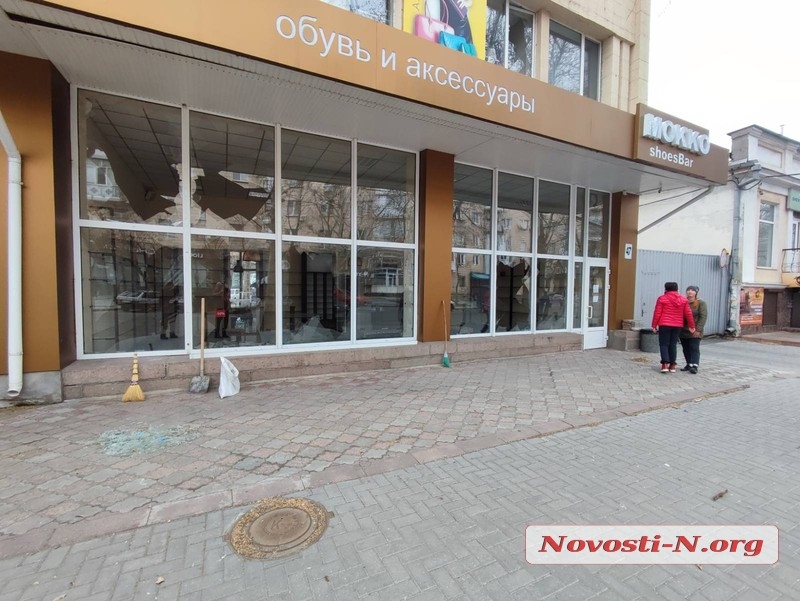 Последствия обстрела центра Николаева (фото, видео)