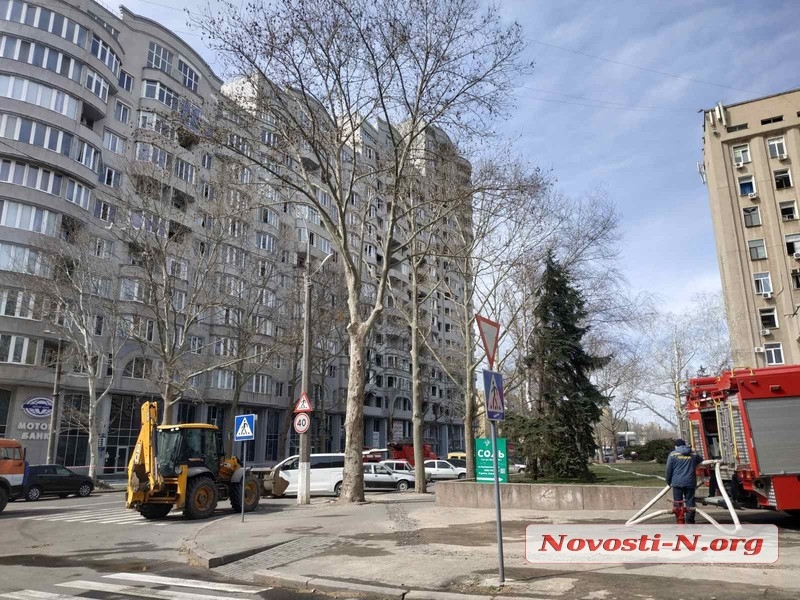 Последствия обстрела центра Николаева (фото, видео)