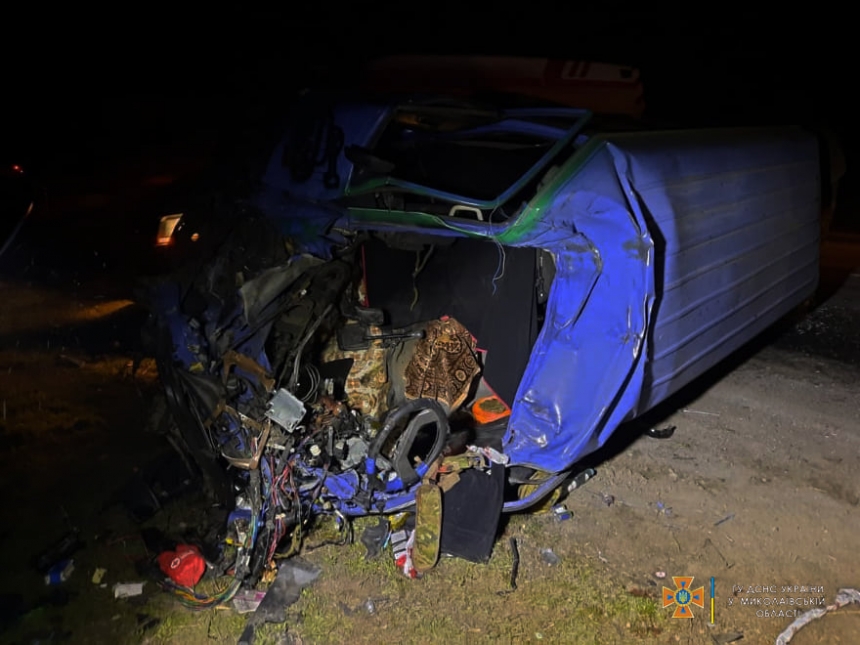 В Николаевской области лоб в лоб столкнулись микроавтобус и грузовик: пострадали 2 человека