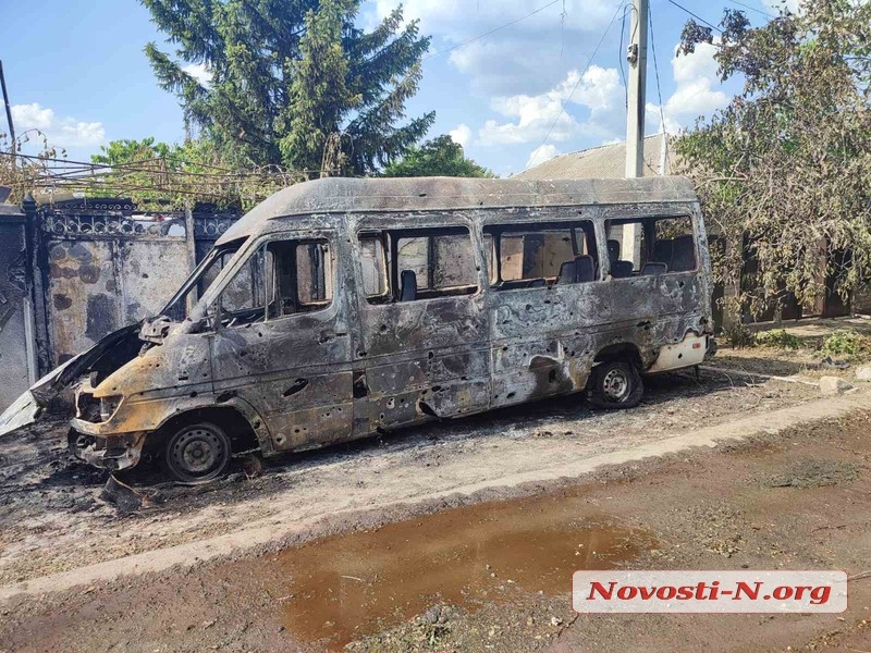 Последствия дневного обстрела Николаева: разрушены дома, сгорели автомобили