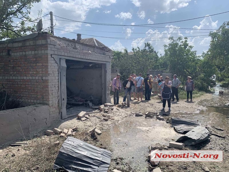 Последствия дневного обстрела Николаева: разрушены дома, сгорели автомобили