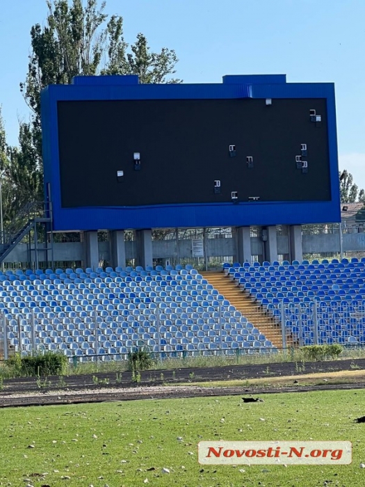 Последствия ракетного обстрела Николаева: на городском стадионе – значительные разрушения (фото)