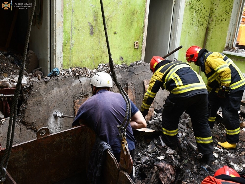 Появилось видео, как спасатели извлекали из-под завалов пятиэтажки в Николаеве тело погибшей девушки