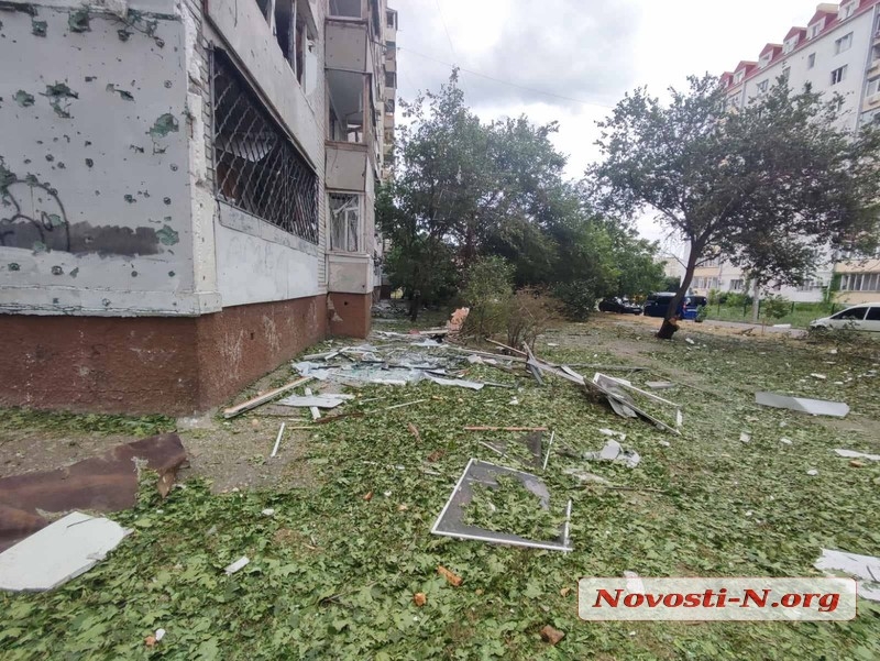 Появились фото и видео последствий обстрела спального района Николаева