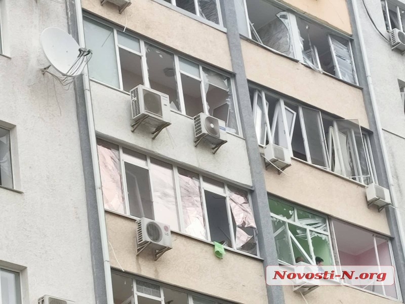 Появились фото и видео последствий обстрела спального района Николаева